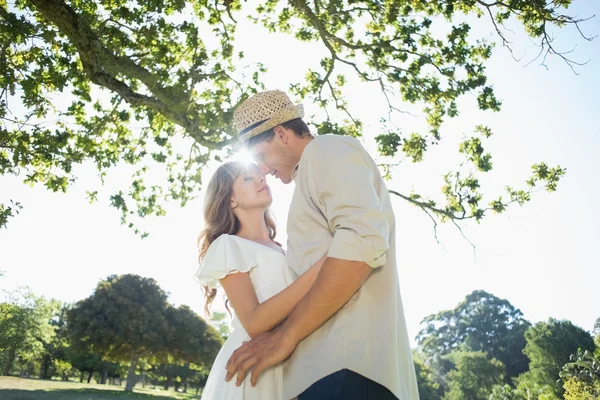 Linda pareja en el parque abrazando — Foto de Stock