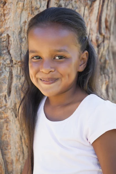 Girl by large tree — Stock Photo, Image