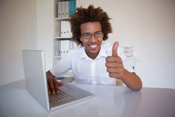 Empresario en su escritorio mostrando pulgares hacia arriba — Foto de Stock