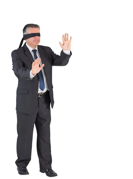 Homem de negócios maduro andando com os olhos vendados — Fotografia de Stock
