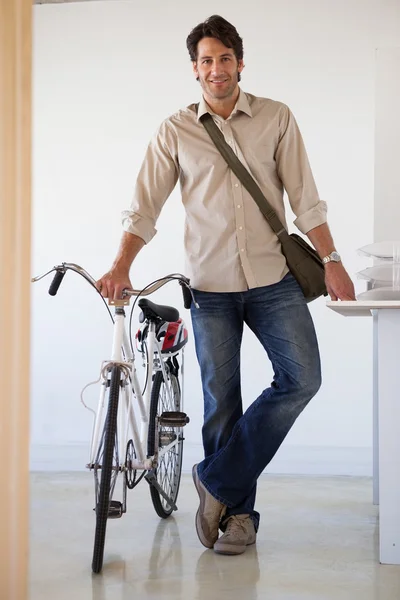 Empresário de pé com sua bicicleta — Fotografia de Stock