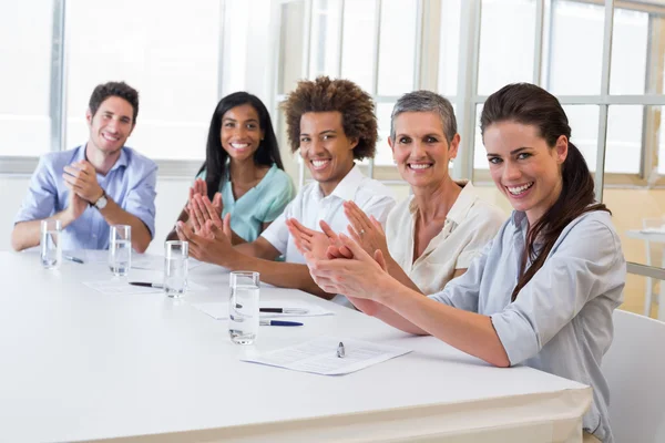 Mensen uit het bedrijfsleven op zakelijke bijeenkomst — Stockfoto