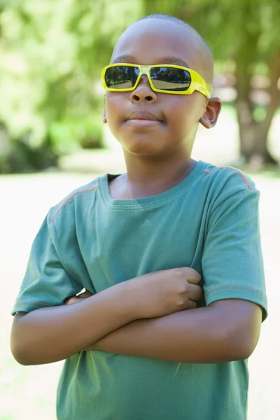 Мальчик в солнечных очках со скрещенными руками — стоковое фото