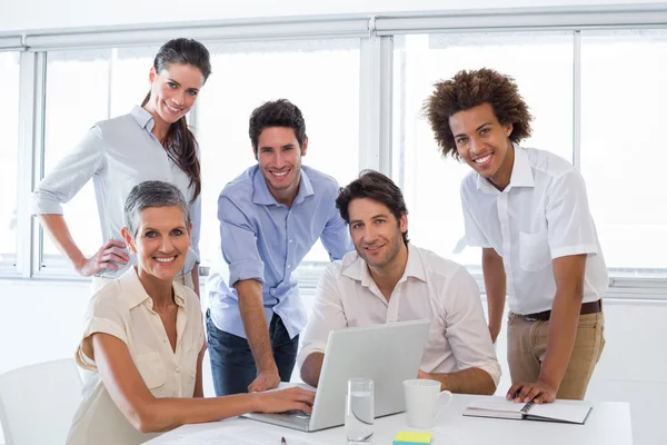 Uomini d'affari che lavorano su laptop — Foto Stock