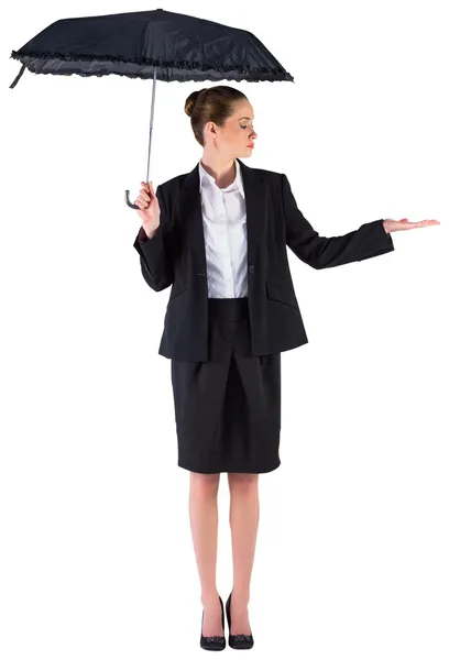Empresária segurando um guarda-chuva preto — Fotografia de Stock