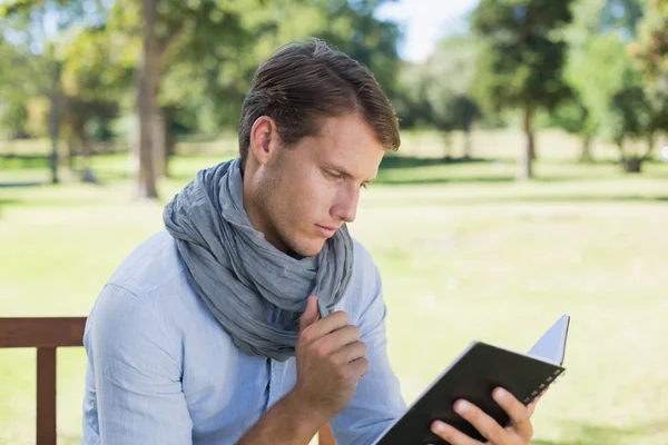 Man writing in his notepad — Stock Photo, Image