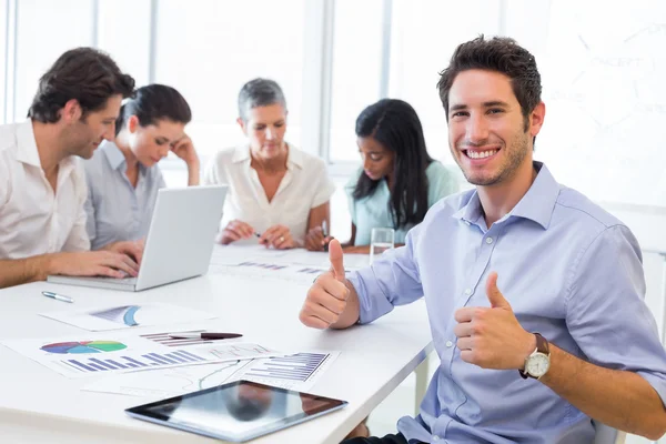Biznesmen uśmiechający się w miejscu pracy — Zdjęcie stockowe