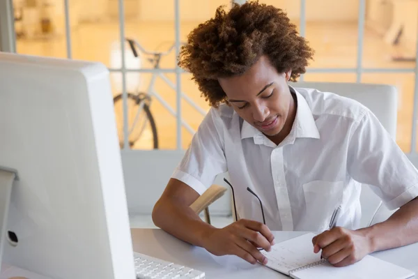 Empresario escribiendo en su escritorio — Foto de Stock