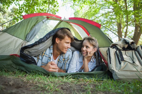 Пара, лежащая в палатке — стоковое фото