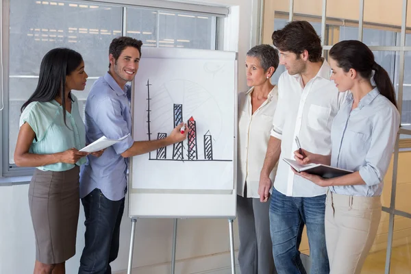 Empresário explicando gráfico para colegas de trabalho — Fotografia de Stock