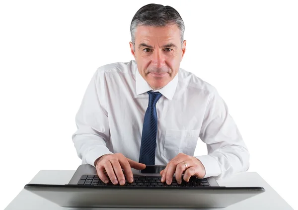 Dojrzały przedsiębiorca za pomocą jego laptop — Zdjęcie stockowe