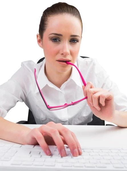 Mujer de negocios escribiendo en un teclado — Foto de Stock