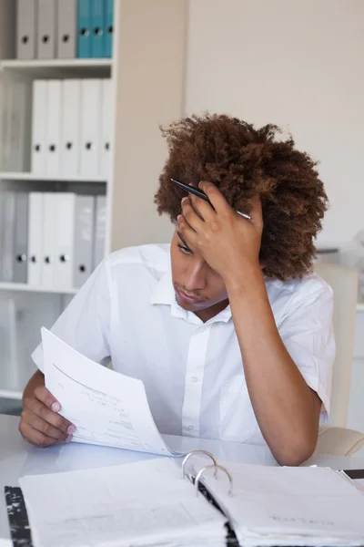 Un uomo d'affari stressato che si occupa di scartoffie — Foto Stock