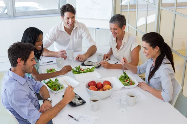 Travailleurs mangeant des fruits et salade — Photo