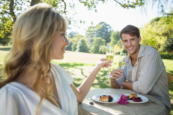 Blond grillas med pojkvännen — Stockfoto