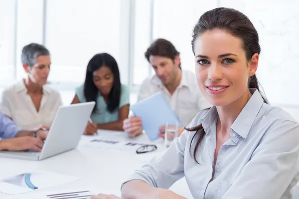 Empresária atraente no local de trabalho — Fotografia de Stock