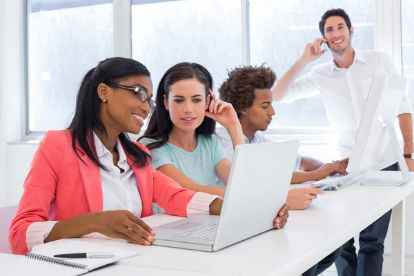 Geschäftsleute arbeiten am Schreibtisch — Stockfoto