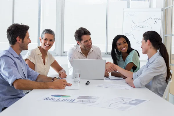 Mensen uit het bedrijfsleven bespreken tijdens een vergadering — Stockfoto