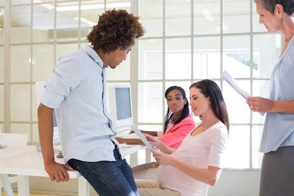 Pregnant businesswoman talking with colleagues — Stock Photo, Image