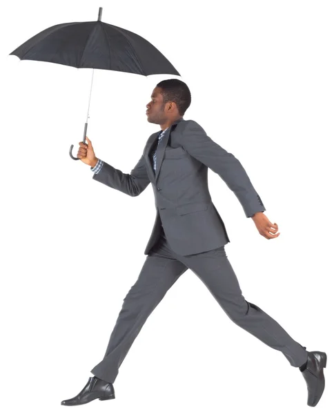 Homme d'affaires marchant et tenant parapluie — Photo