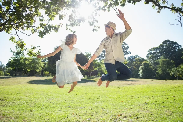 Linda pareja saltando en el parque — Foto de Stock