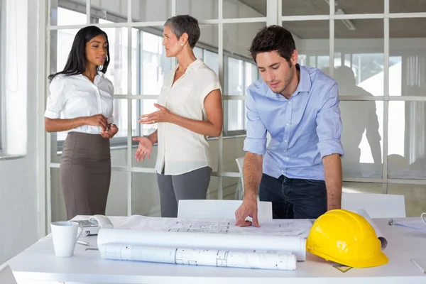 Workers looking over plans — Stock Photo, Image
