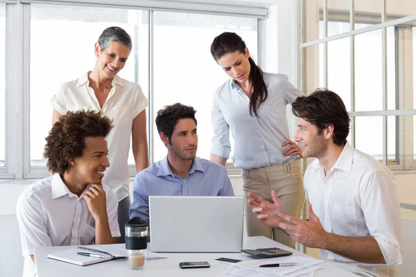 Empresário falando com colegas de trabalho — Fotografia de Stock