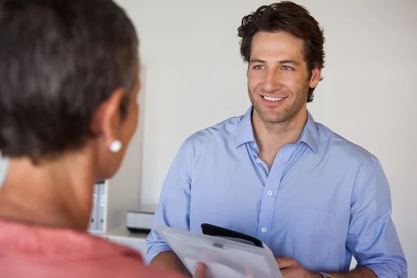 Zakenman kijken naar collega — Stockfoto