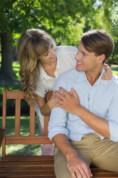 Pareja relajándose en el banco del parque — Foto de Stock