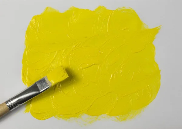Gele verf met penseel — Stockfoto