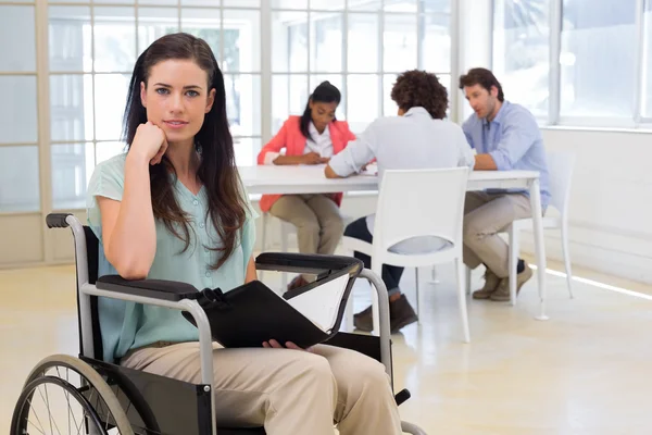 Attraktive behinderte Geschäftsfrau bei der Arbeit — Stockfoto