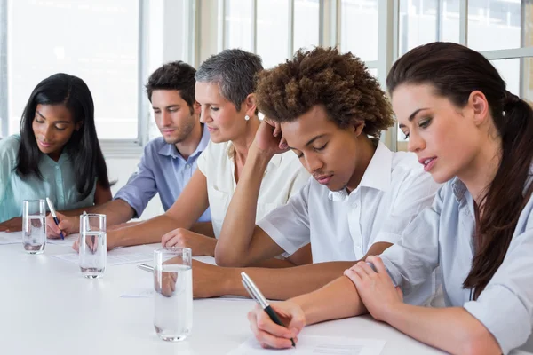 Mensen uit het bedrijfsleven nemen van nota 's — Stockfoto