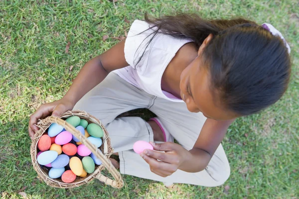 Menina contando ovos de Páscoa — Fotografia de Stock