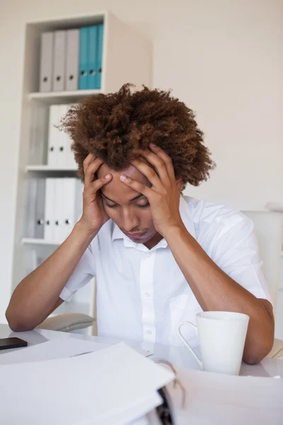 Benadrukt zakenman met zijn hoofd naar beneden — Stockfoto