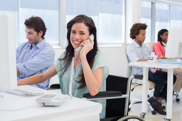 Affärskvinna i rullstol på telefon — Stockfoto