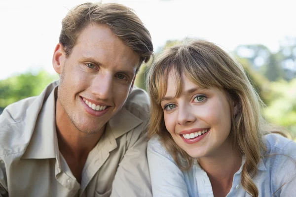 Couple insouciant couché dans le parc — Photo