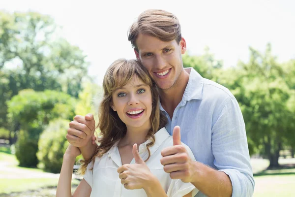 Paar zeigt Daumen hoch im Park — Stockfoto