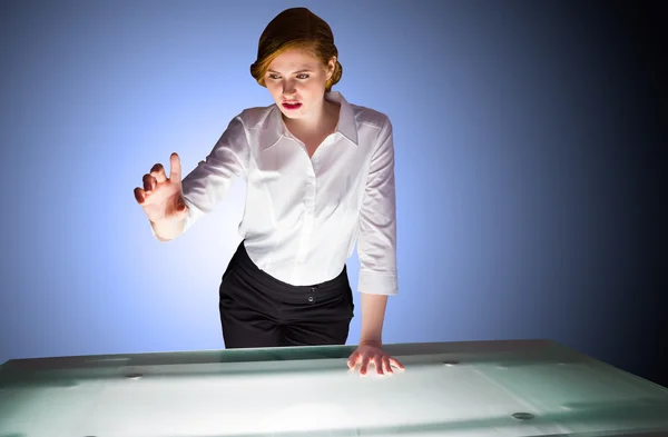 Empresária gesticulando por uma mesa — Fotografia de Stock