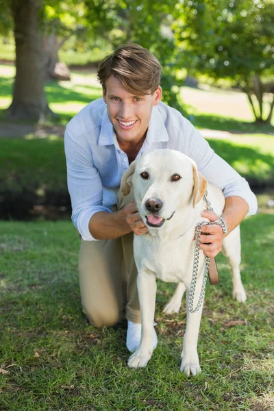 Man poserar med sin labrador i parken — Stockfoto