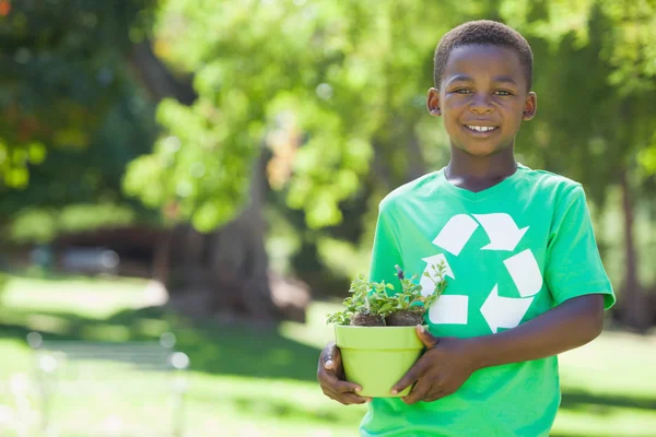 Menino na reciclagem tshirt segurando vaso planta — Fotografia de Stock