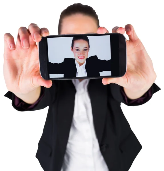 Femme d'affaires prenant un selfie sur smartphoneスマート フォンで、selfie を取って実業家 — ストック写真