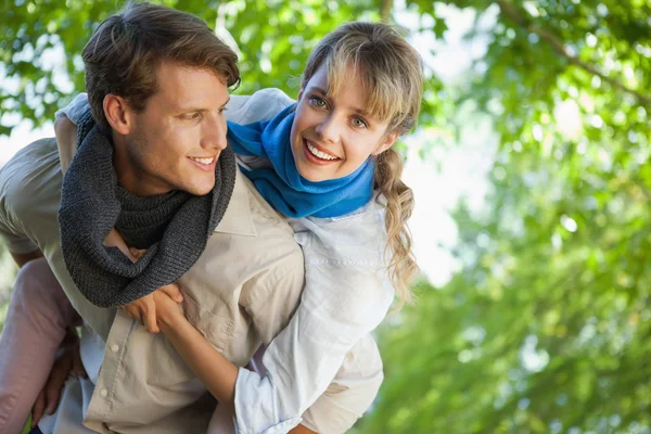 Frau bekommt Huckepack zurück — Stockfoto