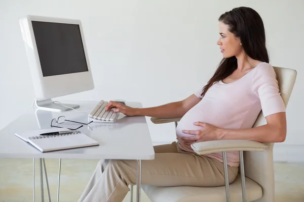 Schwangere Geschäftsfrau berührt ihre Beule — Stockfoto