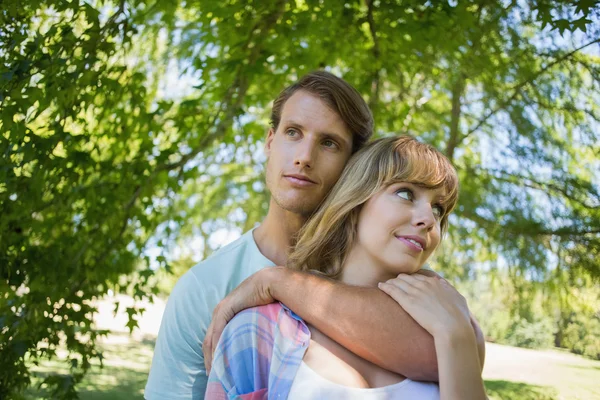 Casal de pé no parque juntos — Fotografia de Stock