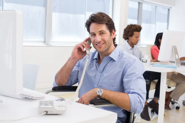 Zakenman in rolstoel werken aan zijn Bureau — Stockfoto