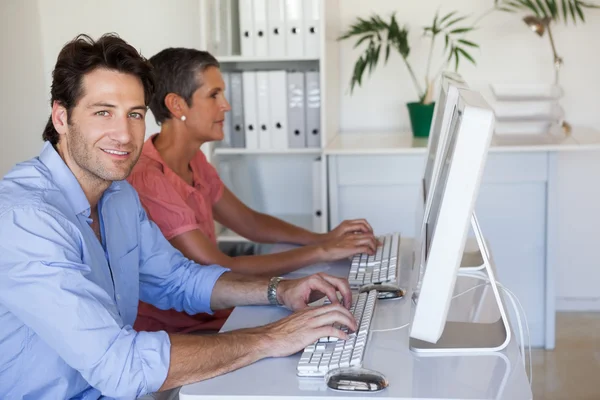 Business team using computers — Stock Photo, Image