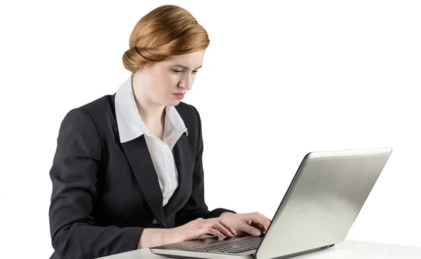 Mulher de negócios ruiva usando seu laptop — Fotografia de Stock