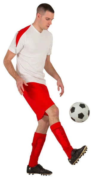 Přizpůsobit fotbalový hráč hraje s míčem — Stock fotografie