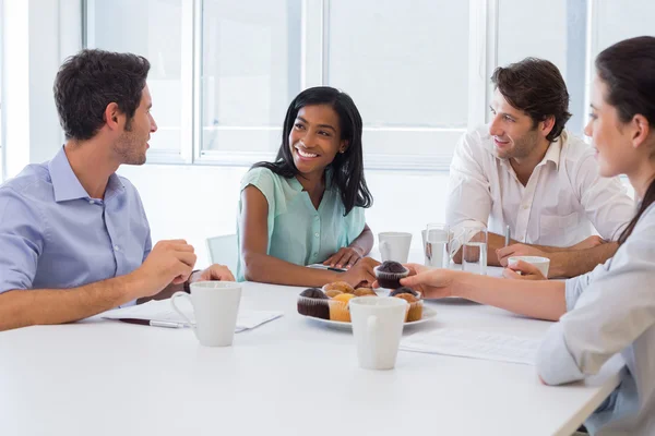 Compañeros de trabajo disfrutando del café — Foto de Stock