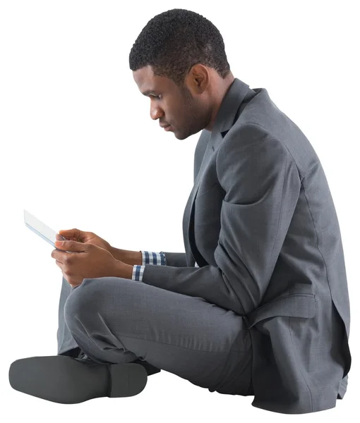 Бизнесмен сидит и держит планшет — стоковое фото